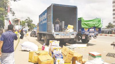 সড়ক দখল করে লোড আনলোড  আইন না মানার প্রবণতা বাড়ছে